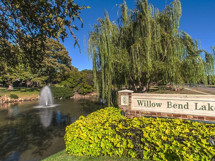 Willow Bend Lakes entry sign, pond and fountain