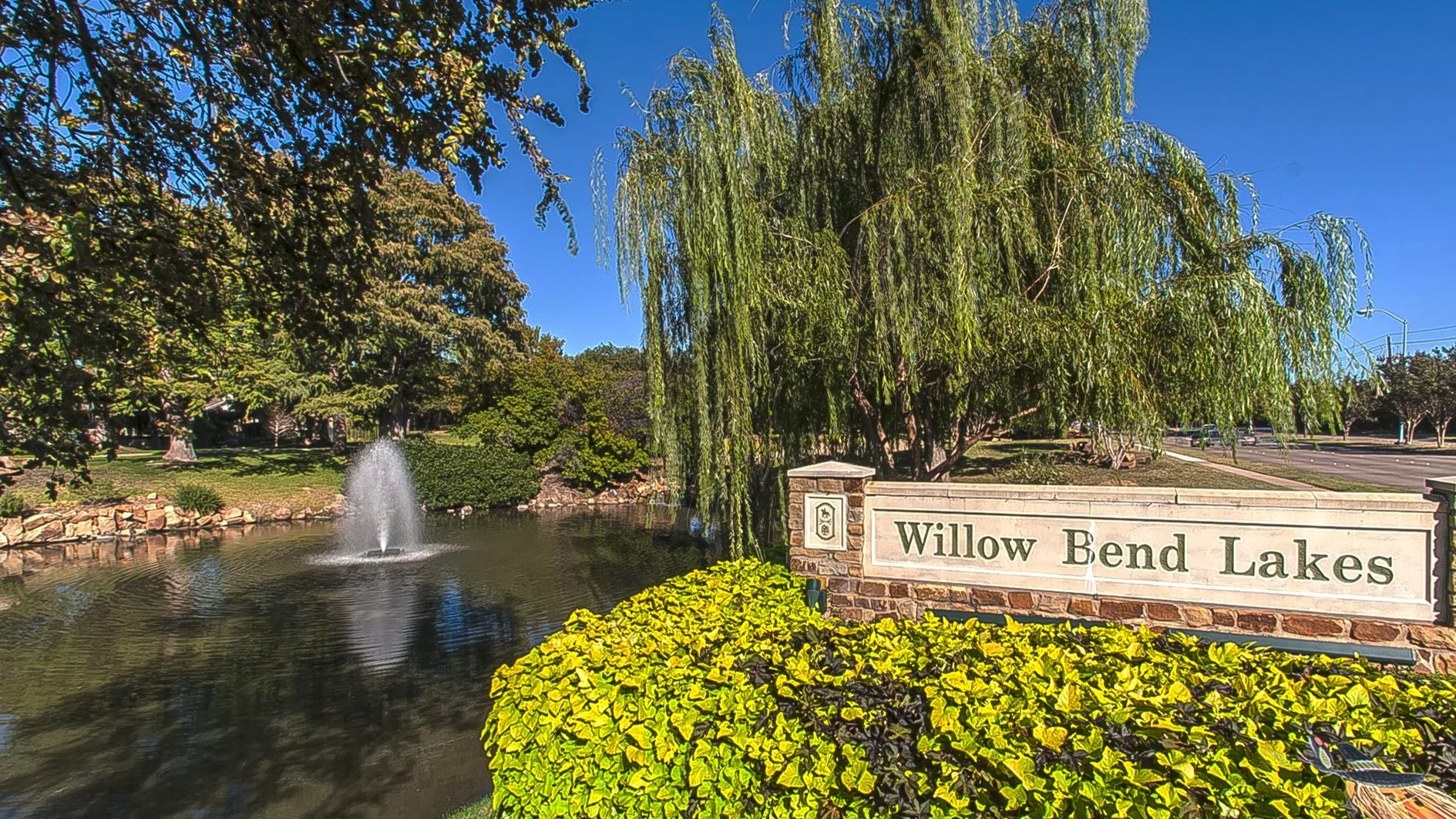 Willow Bend Lakes entry sign, pond and fountain